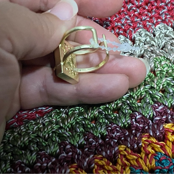 Kendra Scott Green and Gold Ring - Picture 2 of 6